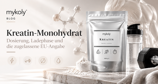 mykoly® Kreatin Monohydrat mit Scoop, Proteinpulver, Hantel und Molekülstruktur – Ratgeber zu Dosierung, Ladephase und EU Health Claim